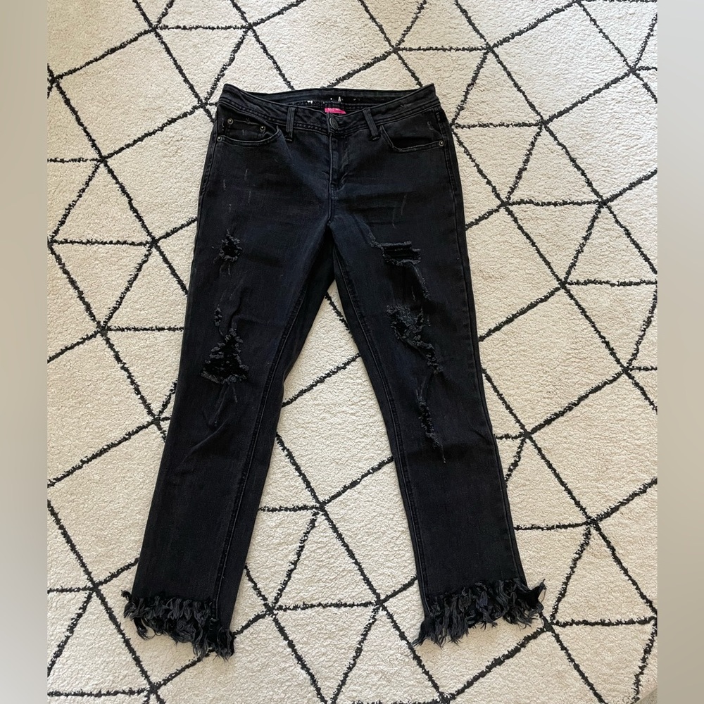 ALMOST FAMOUS Frayed Ankle Cropped Black Denim Jeans